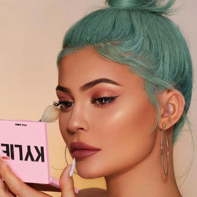 Tỷ phú tự thân trẻ nhất thế giới Kylie Jenner bán thương hiệu làm đẹp với giá 600 triệu USD