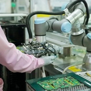 Universal Robots Drives sản xuất tự động hóa