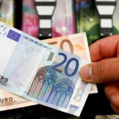 USD và vàng tăng vọt phiên cuối tuần, Euro chạm đáy 2 năm