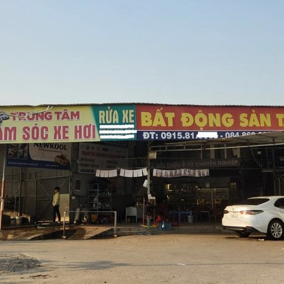 Văn phòng môi giới bất động sản “cửa đóng then cài”, thành nơi rửa xe