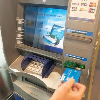 Vào 'chợ đen' thẻ ATM