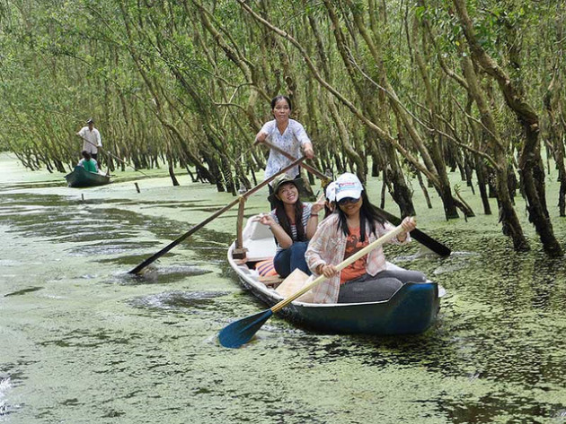 Vé máy bay tăng, du lịch méo mặt