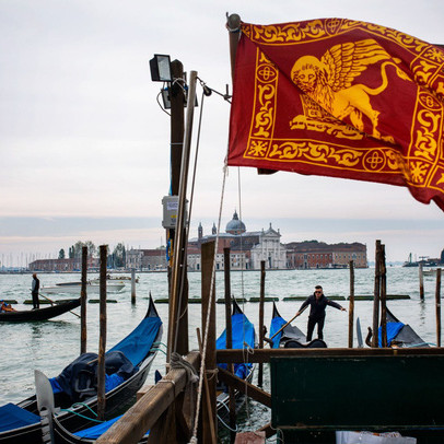 Venice đang "chết dần": Chật chội vì khách du lịch khi dân số sụt giảm nghiêm trọng, lũ lụt xảy ra thường xuyên, người dân nghi ngờ dự án xây đập ngăn lũ trì trệ là do tham nhũng