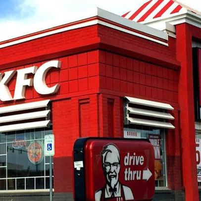 Vì sao các chuỗi KFC, McDonald, Starbucks... chạy đua lắp trạm sạc điện?