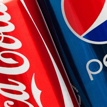 Vì sao Coca Cola, Pepsi thích sản xuất lon dáng đứng và cao thay vì kiểu dáng lùn, béo như hộp sữa ông Thọ?