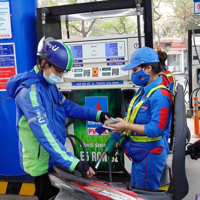 Vì sao giá bán buôn xăng dầu có lúc cao hơn giá bán lẻ?
