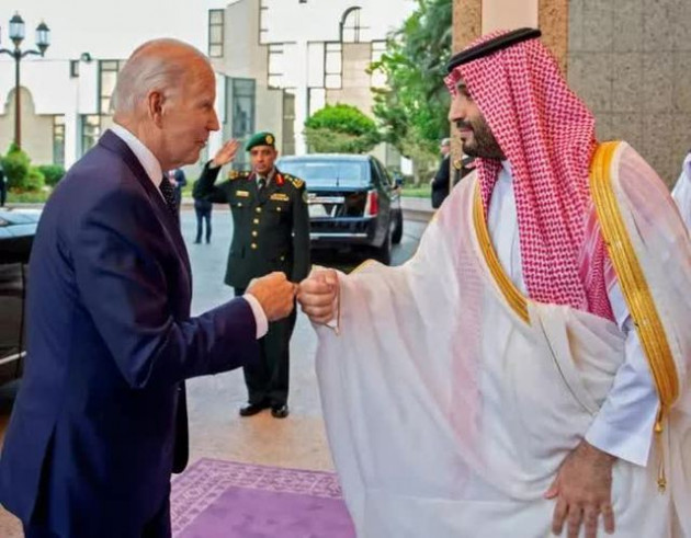 Vì sao ông Joe Biden bất đắc dĩ "bắt tay" với Thái tử Ả Rập Saudi?