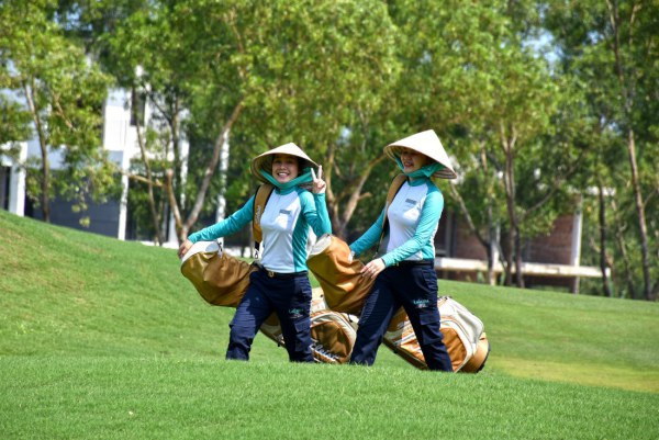  Việt Nam: Nghề két-đi trên sân golf thu nhập bao nhiêu? - Ảnh 1.