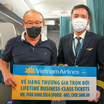 Vietnam Airlines tặng vợ chồng HLV Park Hang Seo vé bay Thương gia giữa Hàn Quốc - Việt Nam trọn đời, không giới hạn số lần