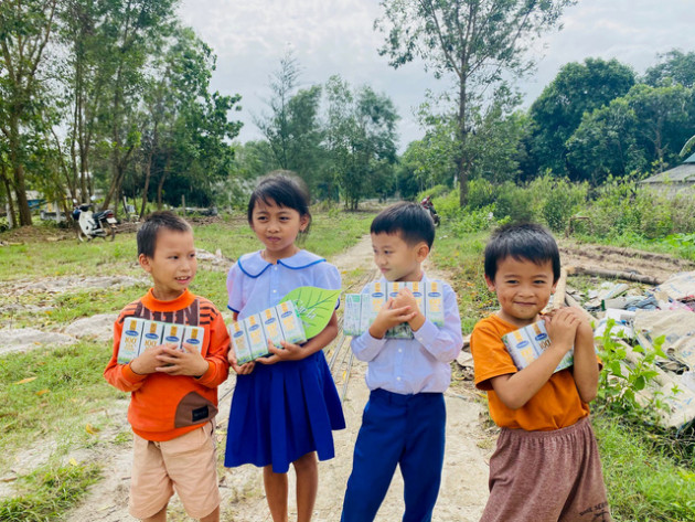 Vinamilk đồng hành cùng cặp lá yêu thương với hành trình trao cơ hội đi học, cho cơ hội đổi đời - Ảnh 4.