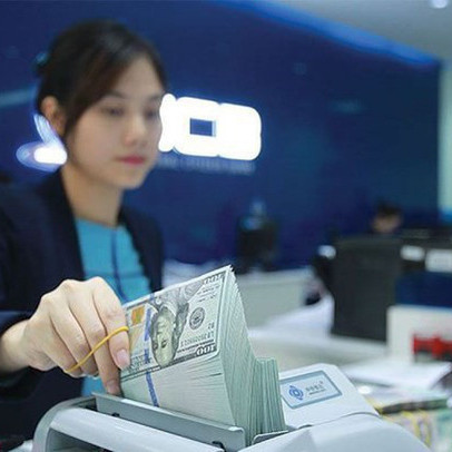 VND lên giá cao nhất 4 năm so với USD, tỷ giá chợ đen cao hơn ngân hàng gần 4%