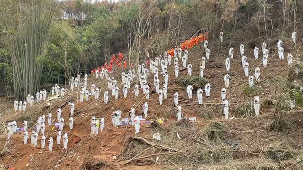 Vụ máy bay rơi tại Trung Quốc: Hành trình thương tâm tột cùng của người phụ nữ điếc lần đầu đi máy bay để đưa con gái đi chữa bệnh - Ảnh 1.