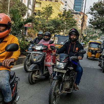 Vượt đèn đỏ, lao vào dòng xe ngược chiều để giao 1 ổ bánh mì trong 10 phút: Nghề nguy hiểm, lương thấp, không thời gian hẹn hò lại thu hút nhiều người