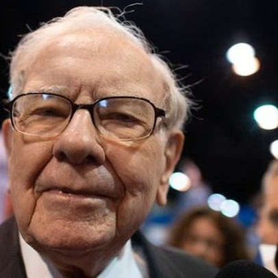 Warren Buffett chỉ ra sai lầm lớn nhất về tiền bạc mà ai cũng mắc phải, và 1 động tác đơn giản sẽ giải quyết được vấn đề