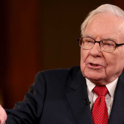 Warren Buffett liên tiếp bị S&P 500 đánh bại, tín hiệu gì cho thị trường chứng khoán?