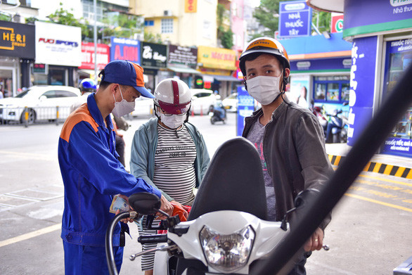 Xăng mất cơ hội giảm giá, vì sao?