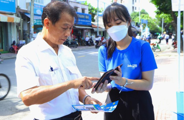 ZaloPay trao học bổng khuyến học và lì xì phụ huynh dịp Tết Quý Mão - Ảnh 1.