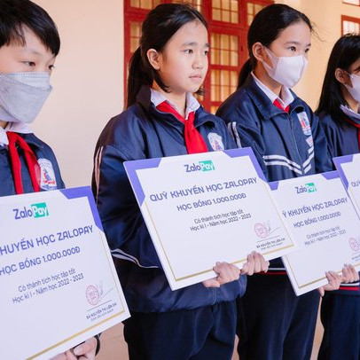 ZaloPay trao học bổng khuyến học và lì xì phụ huynh dịp Tết Quý Mão