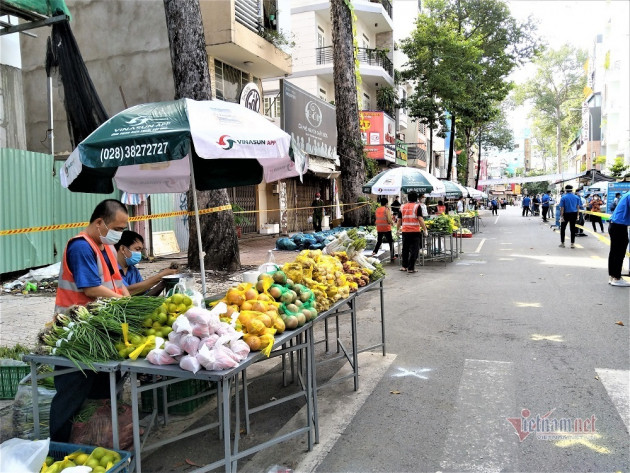 500 người dân tiêm đủ 2 mũi vắc xin được ra chợ mua đồ trực tiếp