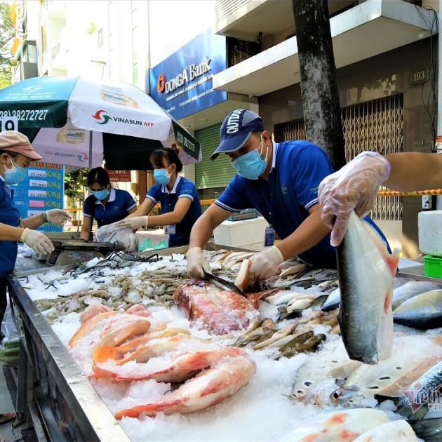 500 người dân tiêm đủ 2 mũi vắc xin được ra chợ mua đồ trực tiếp