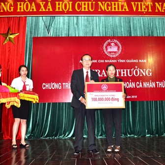 Agribank tặng quà chủ tài khoản cá nhân thứ 10 triệu