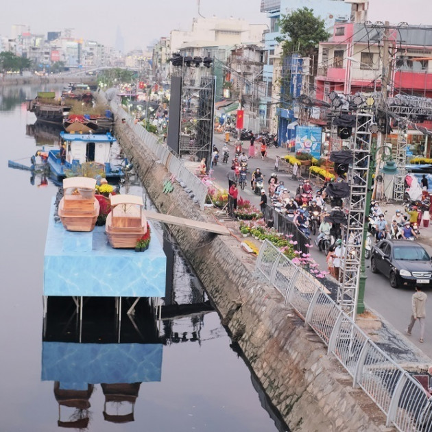 Ăn ngủ cùng chuột cống: Người bán hoa kiếm Tết, chuột bám chợ kiếm ăn