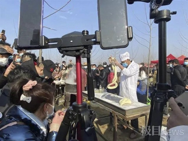 Anh bán mì sửng sốt vì nổi tiếng chỉ sau một đêm, làm giàu cho cả làng