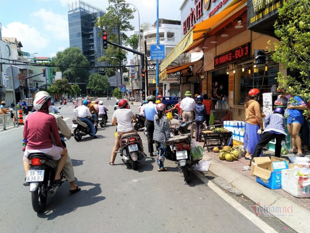 Ba lần dân Sài Thành đổ xô đi chợ bất chấp nguy hiểm đại dịch