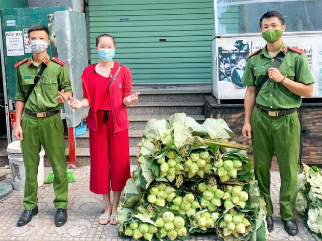 Ba ngày lội bùn hái 18.000 bông hoa, Công an giải cứu đầm sen 20 mẫu