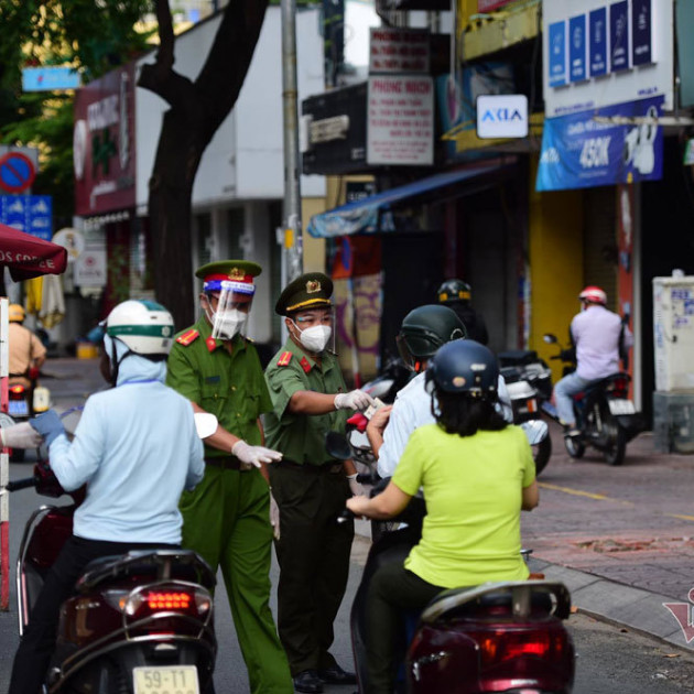 Ba ngày ra 3 văn bản, người cần ra đường chưa biết dùng giấy nàoicon