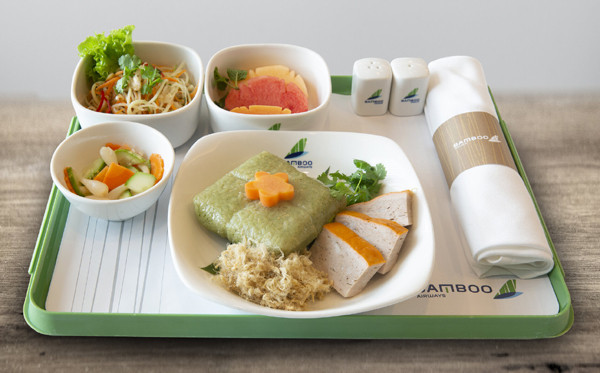 Bamboo Airways lì xì may mắn hành khách ‘xông’ chuyến bay đầu năm