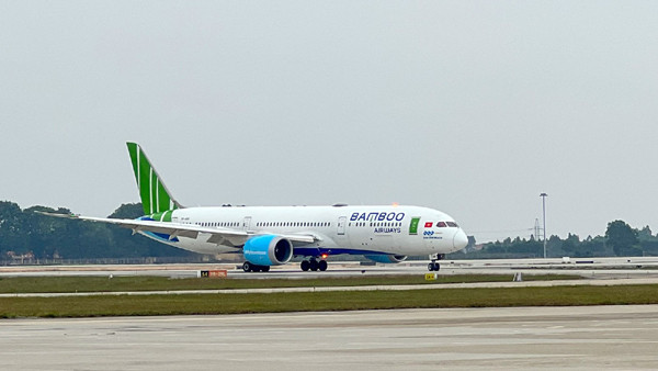 Bamboo Airways lì xì may mắn hành khách ‘xông’ chuyến bay đầu năm