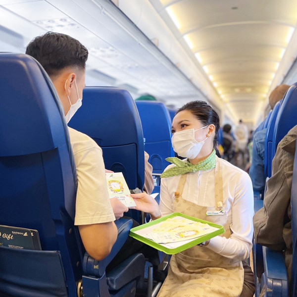 Bamboo Airways lì xì may mắn hành khách ‘xông’ chuyến bay đầu năm