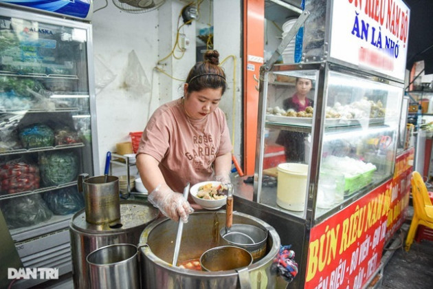 Bán bún riêu Nam Bộ, mỳ vằn thắn, bà chủ tậu đất, mua nhà phố cổ Hà Nội