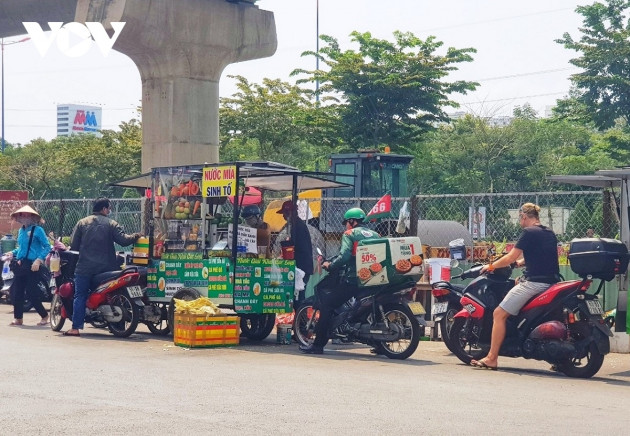 Bán nước ép, sinh tố vỉa hè thu tiền triệu trong ngày nắng nóng