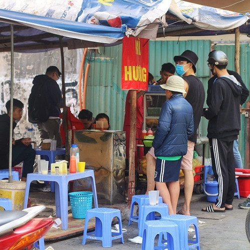 Bán thứ 'ai cũng mê' ở quán vỉa hè, kiếm tiền triệu chỉ trong một buổi sáng