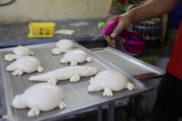 Bánh mì cá sấu khổng lồ độc đáo ở Sài Gòn