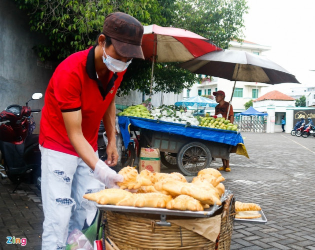 Bánh mì cá sấu khổng lồ độc đáo ở Sài Gòn