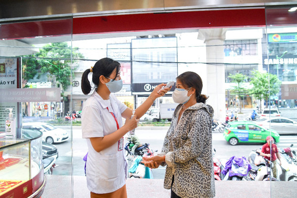 Bảo Tín Minh Châu đẩy mạnh các biện pháp phòng dịch ở cửa hàng