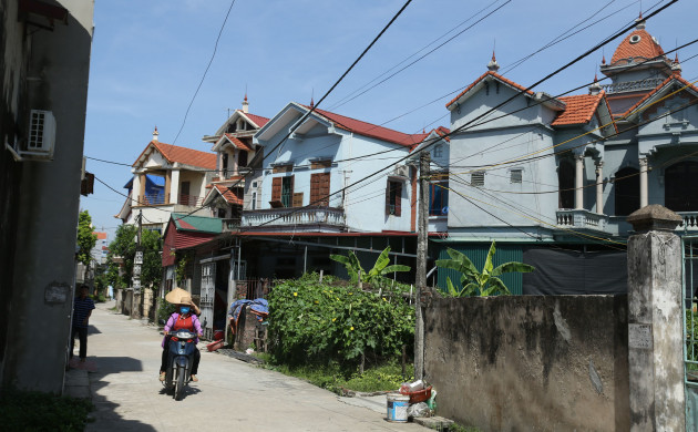 Biệt thự san sát nhau ở ngôi làng phất lên từ việc buôn thịt lợn