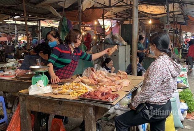 Bó rau đến quả trứng tăng giá, dân nhẵn túi tiền giới buôn nặng ví