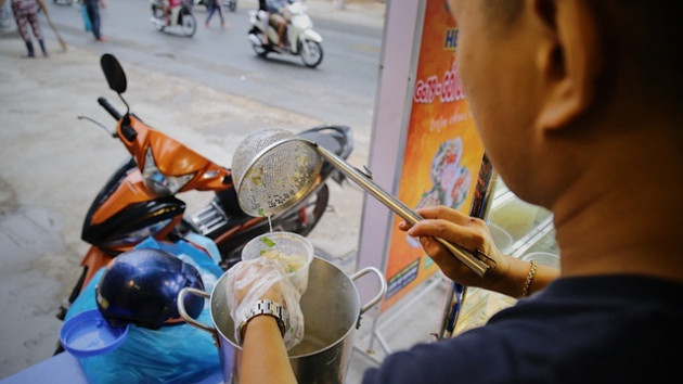 Bỏ việc lương nghìn USD mở quán gỏi ốc, cặp đôi thu trăm triệu đồng mỗi tháng