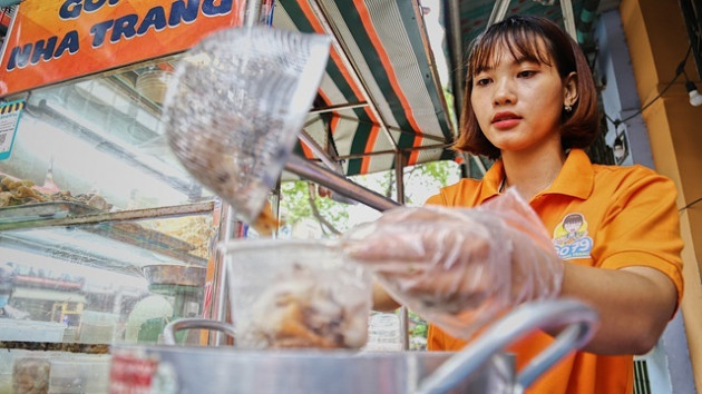Bỏ việc lương nghìn USD mở quán gỏi ốc, cặp đôi thu trăm triệu đồng mỗi tháng