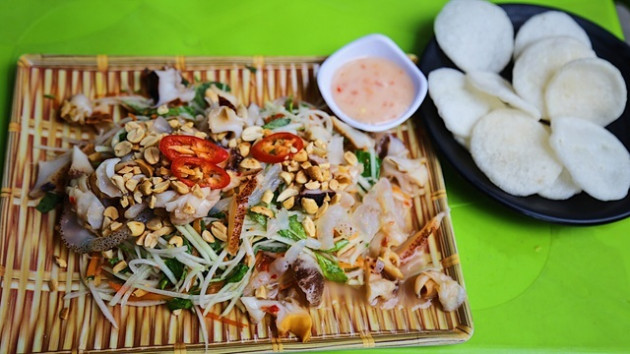 Bỏ việc lương nghìn USD mở quán gỏi ốc, cặp đôi thu trăm triệu đồng mỗi tháng