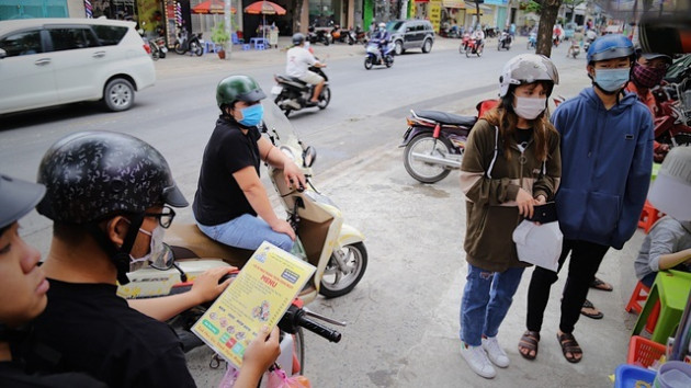 Bỏ việc lương nghìn USD mở quán gỏi ốc, cặp đôi thu trăm triệu đồng mỗi tháng