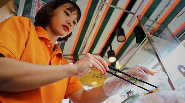 Bỏ việc lương nghìn USD mở quán gỏi ốc, cặp đôi thu trăm triệu đồng mỗi tháng