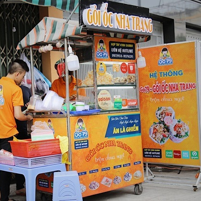 Bỏ việc lương nghìn USD mở quán gỏi ốc, cặp đôi thu trăm triệu đồng mỗi thángicon