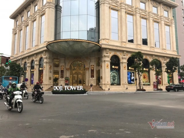 Bồn hoa Doji Tower ‘nuốt’ vỉa hè: Quận nói phù hợp, Sở Xây dựng quyết xử lý