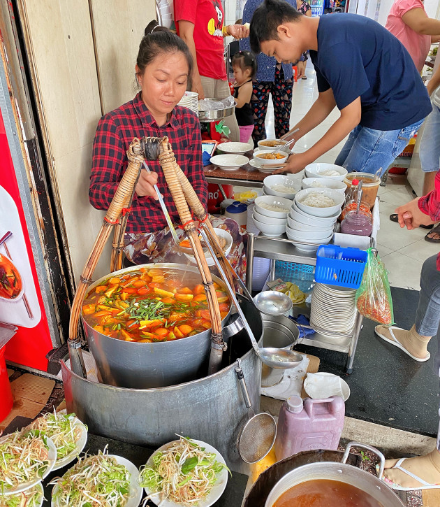 Bún riêu 40 năm không có ốc, không gạch cua, không giò nhưng vẫn cực hút khách - Ảnh 2.