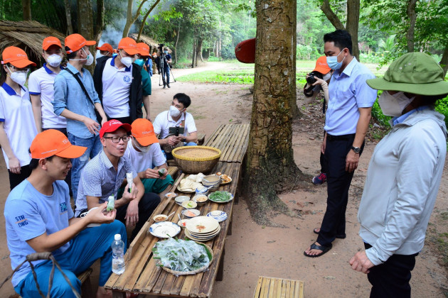 Bước ra khỏi sự sợ hãi: Mong đừng nay mở, mai đóng